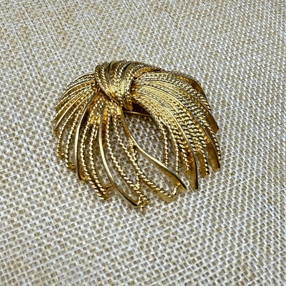 Vintage Monet Gold Tone Mirador Rope Waterfall Swirl Knot Signed Brooch - Picture 2 of 6